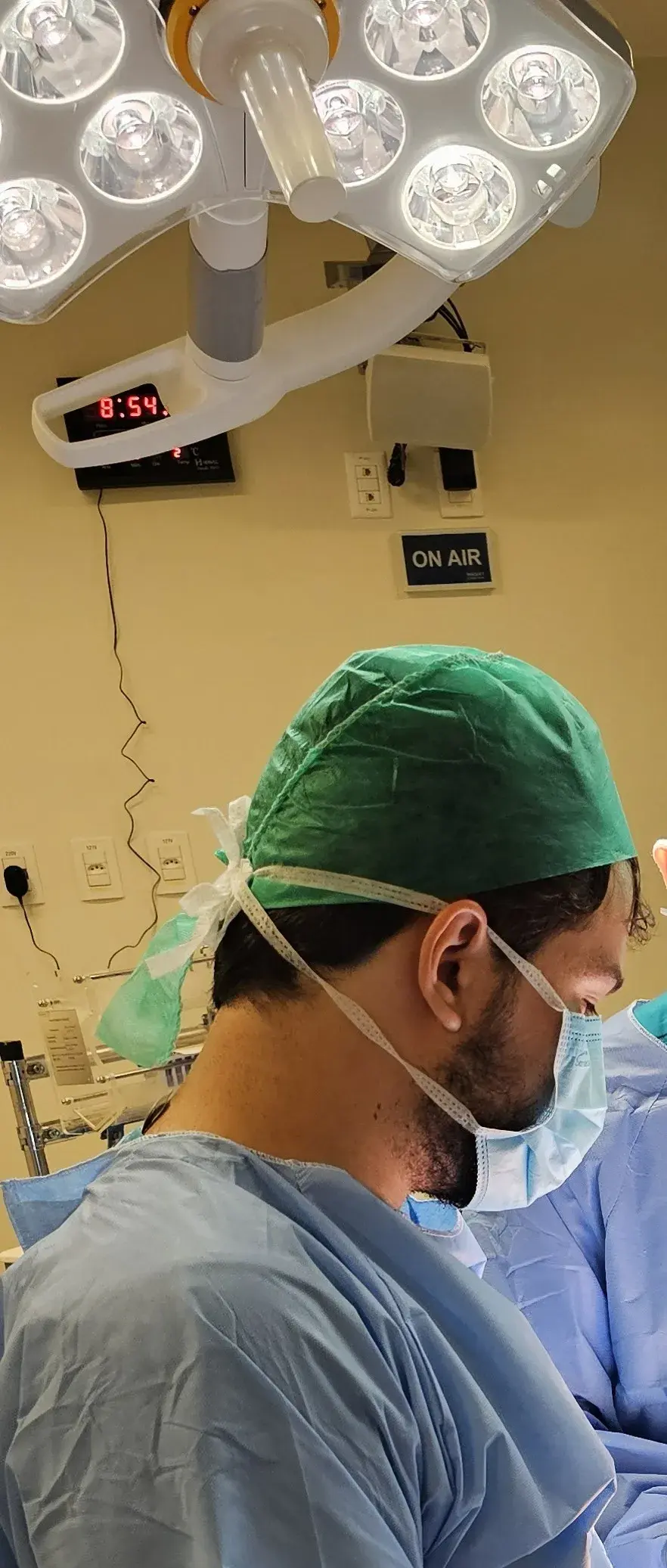 Dr. Pedro Siqueira realizando um procedimento cirúrgico