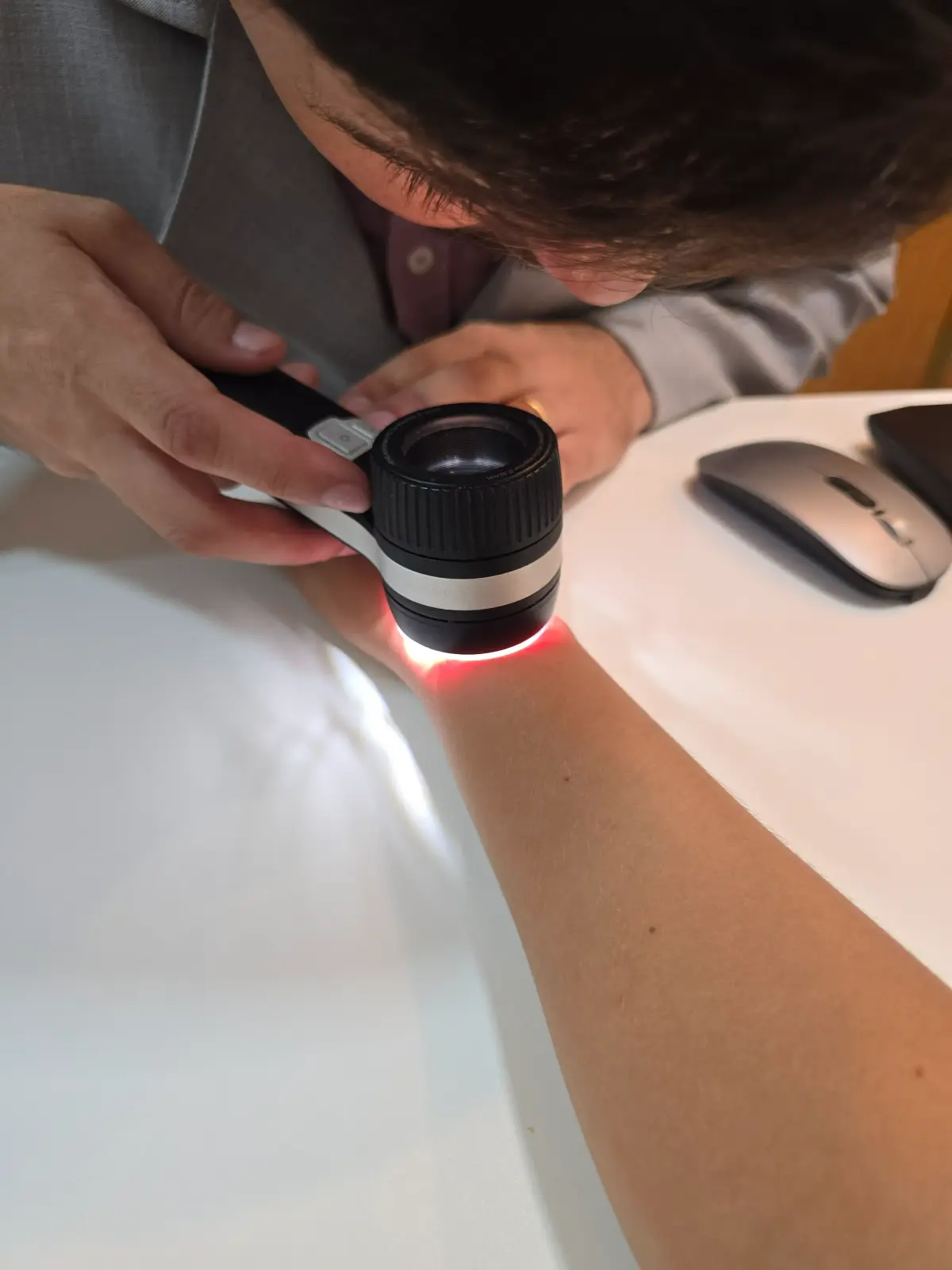 Dr. Pedro Siqueira realizando dermatoscopia digital